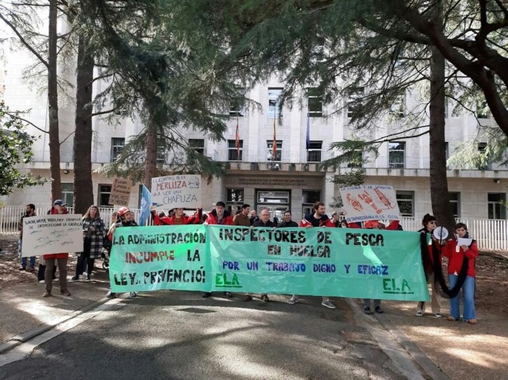 Concentración de los inspectores de pesca ante la Subdelegación del Gobierno español en Donostia.
