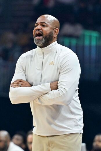 El entrenador de los Cleveland Cavaliers, J. B. Bickerstaff