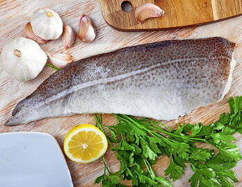 El bacalao puede consumirse y conservarse de diferentes formas. Abajo, un lomo fresco, y, a la derecha, en su versión salada.
