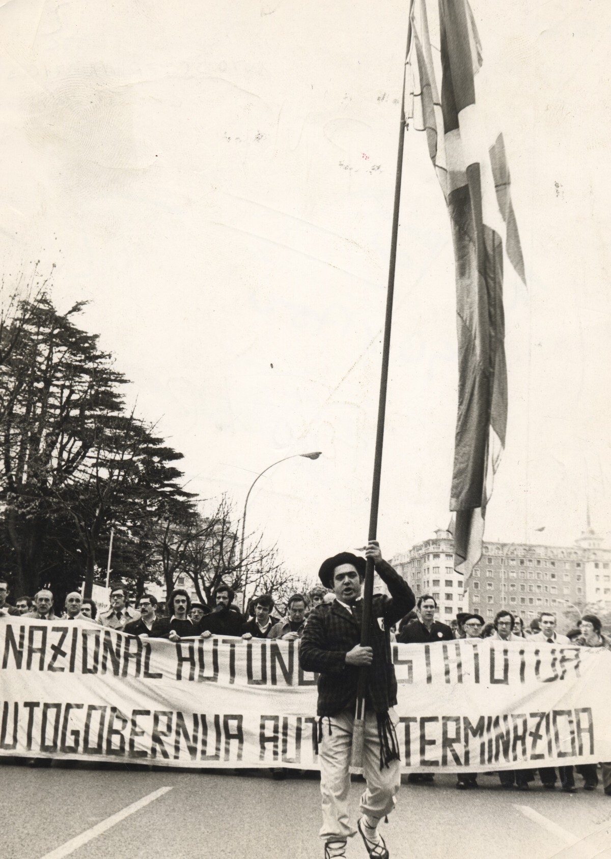 Ikurrina joan zen manifestazio guztien buruan. Argazkian, Donostia. (Javier GALLEGO/EGIN)
