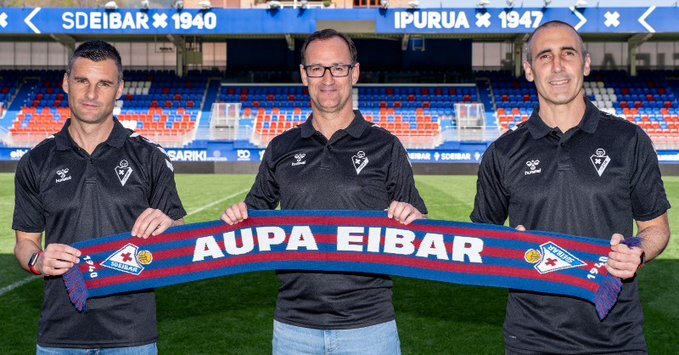 Etxeberria junto a Jorge Pérez y Luis Prieto, miembros de su cuerpo técnico. (@SDEibar)