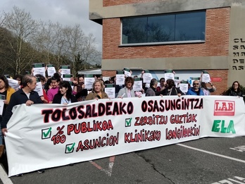 Ostegun honetan Asuncion Klinikako langileek egindako elkarretaratzea.