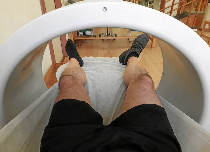 Pertsona bat magnetoterapia aparatu batean.