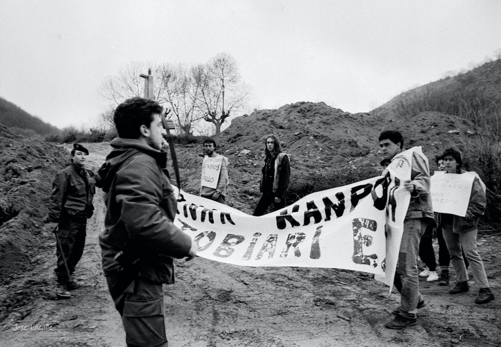 Guardias civiles interceptan a opositores a la autovía con disparos al aire en Gorriti en enero de 1990.