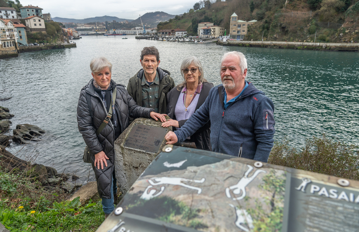 Isart, Aizpuru, Delas eta Izura, Pasaiako segadan hildakoak oroitzen dituen harriaren bueltan.