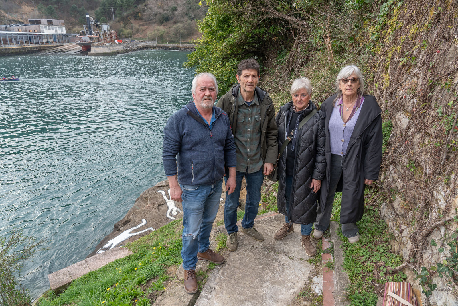 Pasaiako sarraskiko biktimen senideak, tiroketa izan zen lekuan. (Andoni CANELLADA/FOKU)