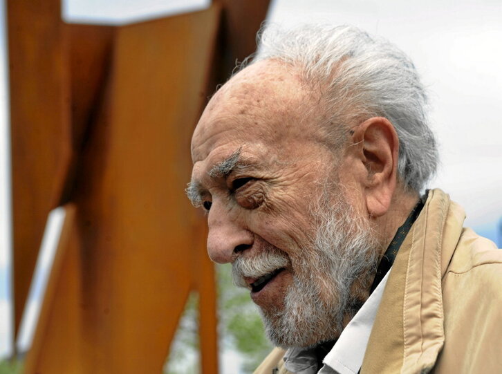 Nestor Basterretxea Gernikan, 2012an, obra baten aurkezpenean.