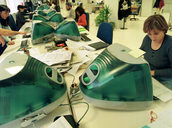 Así eran los ordenadores de moda en 1999; afortunadamente Melissa no llegó a la redacción de GARA.