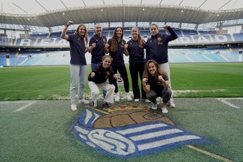 Las futbolistas que han participado en el encuentro con la prensa posan en el Reale Arena, que el sábado acogerá el derbi.