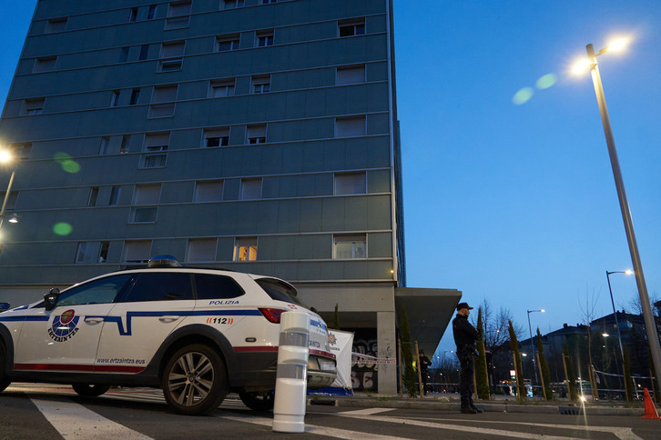 La Ertzaintza ha acordonado la zona en la que ha caído el bebé, en Salburua.