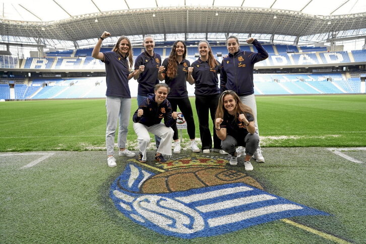 Las futbolistas de la Real posan en el césped de Anoeta en vísperas del derbi.