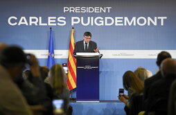Carles Puigdemont, en una momento de la concurrida rueda de prensa que ofreció en Elna.