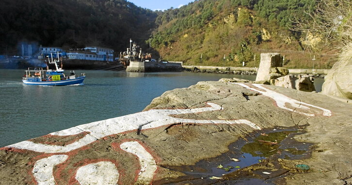 Tres de las cuatro siluetas pintadas en el lugar de los hechos en recuerdo a los miembros de los CCAA acribillados en la bahía de Pasaia.