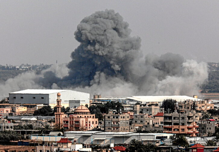 Columnas de humo, tras un bombardeo israelí en Rafah, en el sur de la Franja de Gaza.