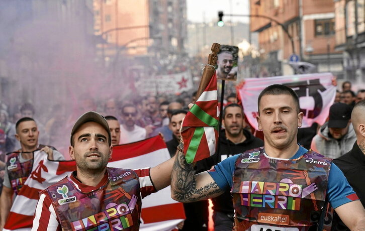 Palestinaren askatasunaren aldeko aldarria, Korrika Bilbon zebilela. Jendetza bildu zuen atzo.