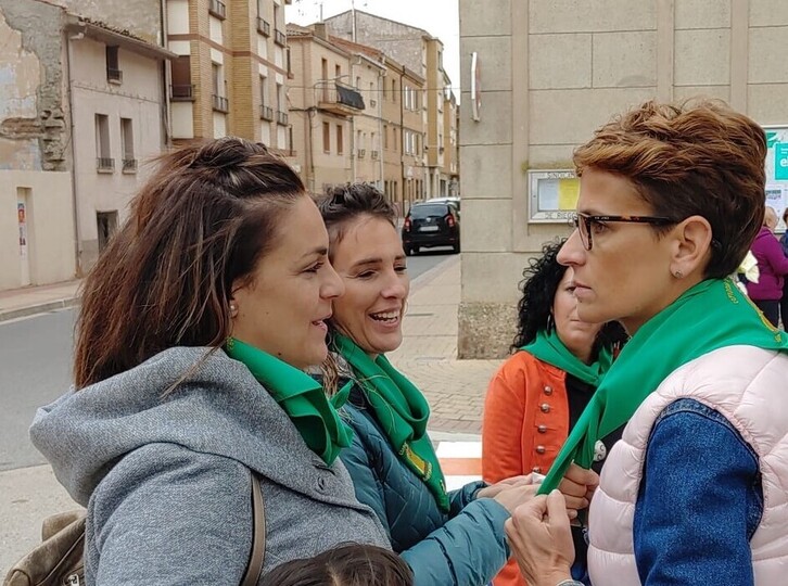 Beatriz Santos charla con María Chivite. 