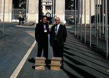 Julen Arzuaga y Loren Arkotxa ante la sede de la ONU en Ginebra, con las cajas que contenían las 6.000 firmas.