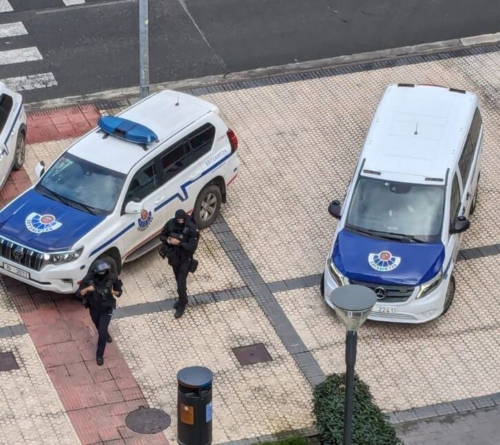Vehículos de diferentes unidades de la Ertzaintza (el de la derecha, propio del grupo Bizkor), en la actuación de Astigarraga que terminó en muerte.