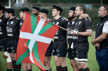 Jugadores de Euskarians, con txapela e ikurriña, en el último partido jugado contra Bélgica en noviembre.