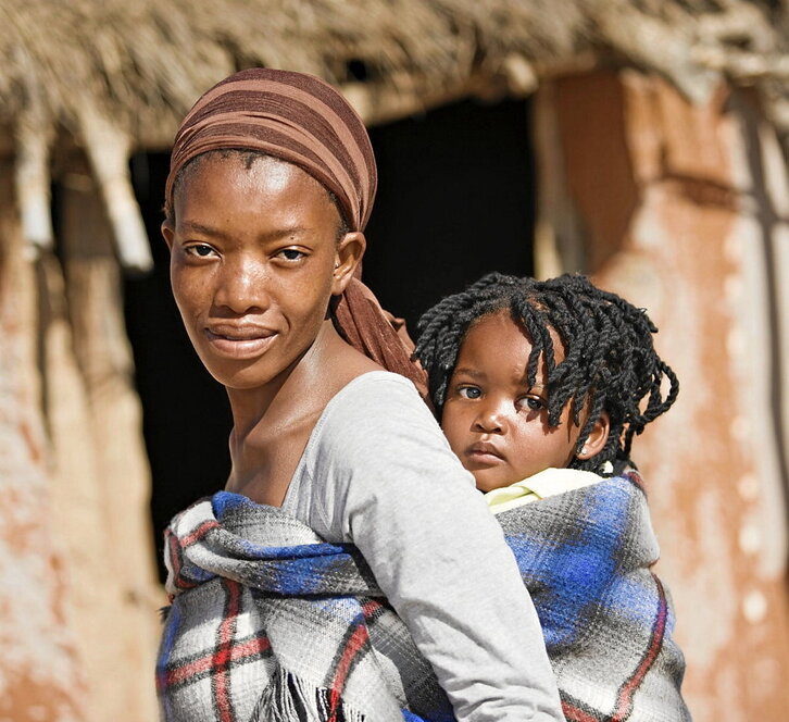 Irudian, ama-alabak. Boli Kostan, ablazioa 1998. urtetik legez kanpokoa den arren, oraindik egiten da.