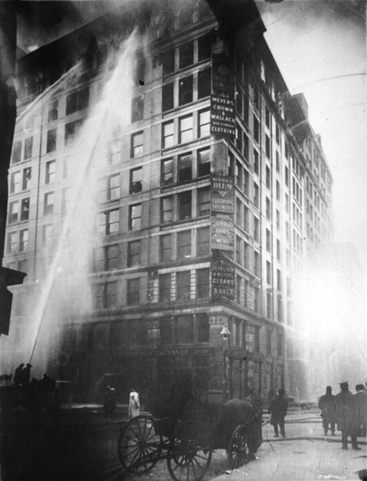 New Yorkeko suhiltzaileak Triangle Shirtwaist lantegiko sutea itzaltzen.