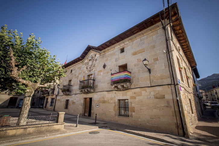 Asparrena da ingurunea lehengoratzeko proiektua hartuko duen udalerrietako bat. Irudian, Asparrenako Udaletxea.