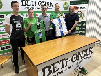 Jugadoras, responsables deportivos e institucionales del club y patrocinadores posan con las camisetas del equipo.