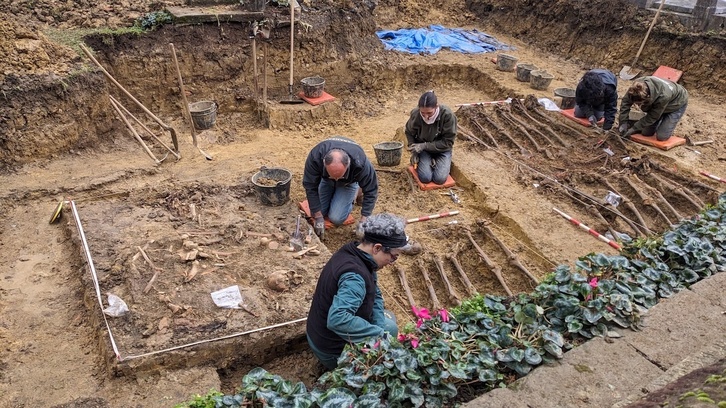 Zornotzako hilerrian 51 gorpu aurkitu dituzte oraingoz.