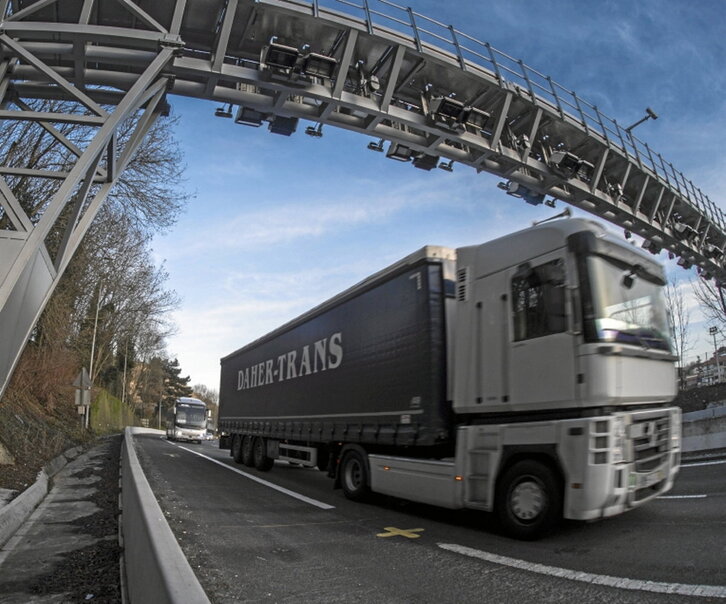 Un camión circula por la N-I a su paso por Andoain.