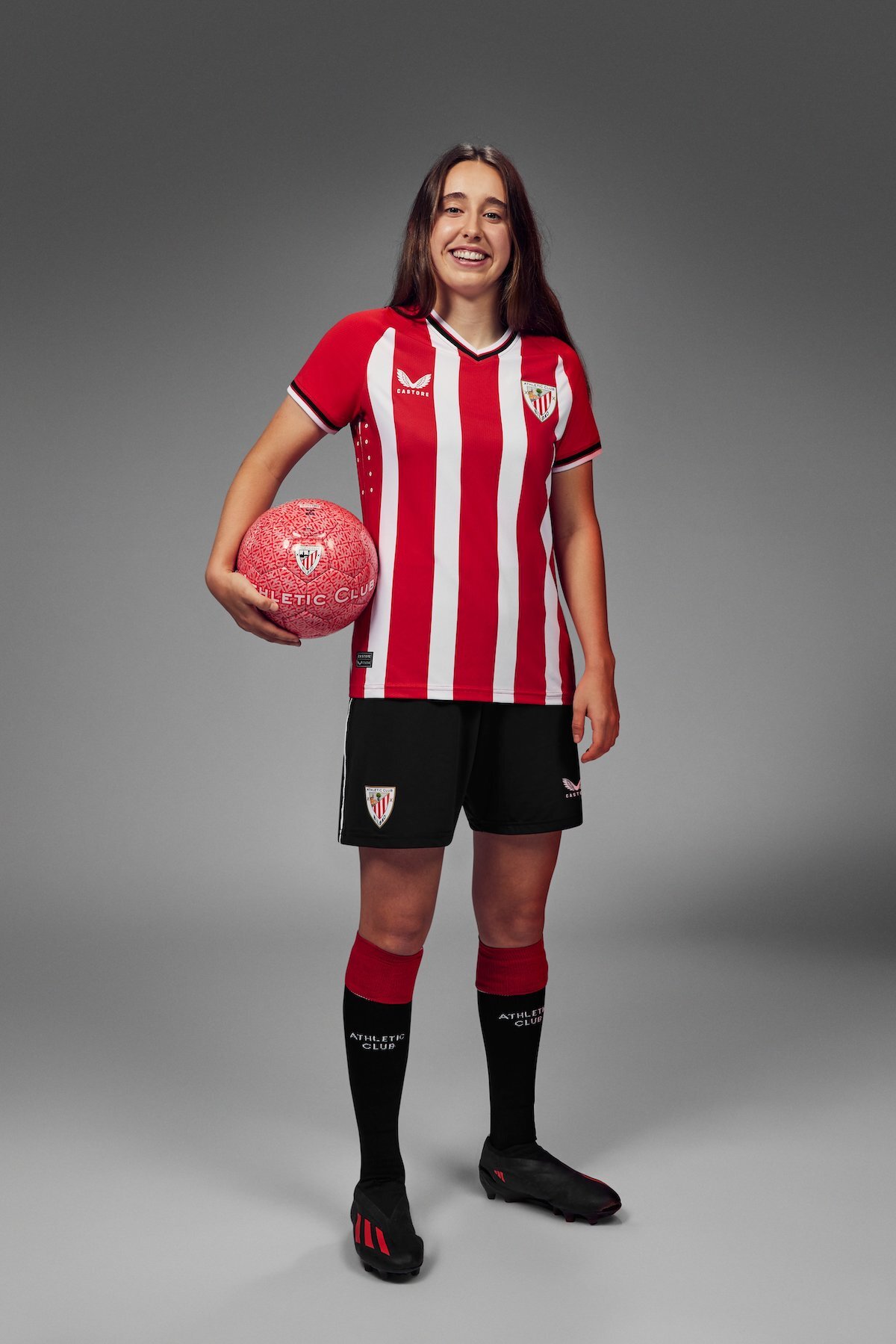 Clara Pinedo, kamiseta zuri-gorriarekin. (ATHLETIC CLUB)