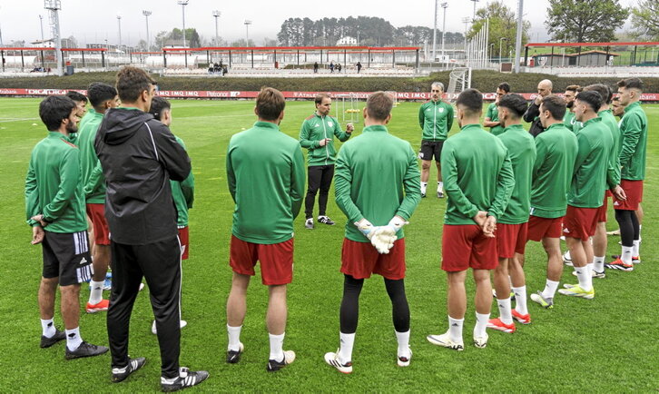 Jagoba Arrasate, atzo, Euskal Selekzioko jokalariei aginduak ematen Lezaman egindako entrenamenduan.