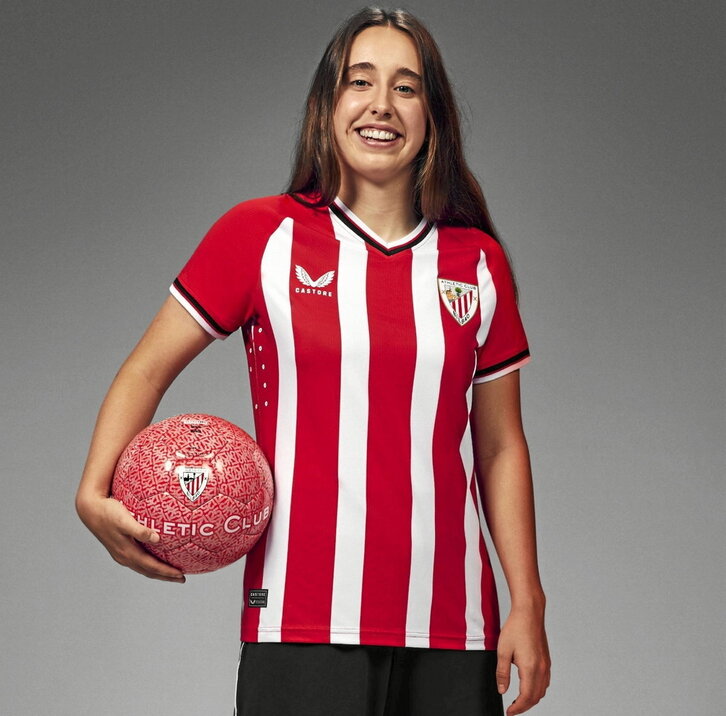 Clara Pinedo, kamiseta zuri-gorriarekin.