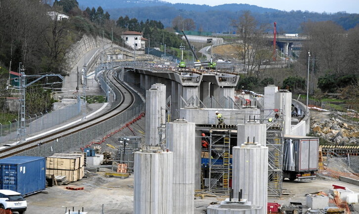 Obras de la «Y vasca» en Hernani, hace ahora un año.