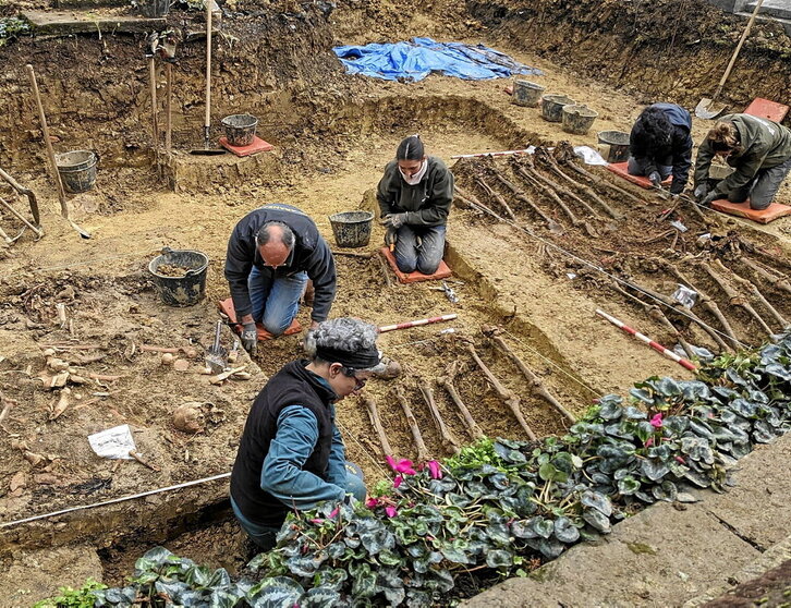 Abenduan hainbat gorpu aurkitu zituzten Zornotzako hilerriko esparru batean.