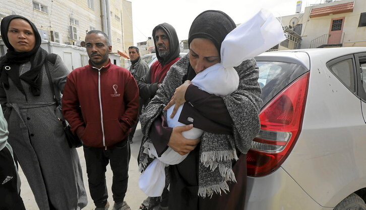 Una mujer abraza el cadáver de su bebé, Bassam El-Maquse, al que un ataque israelí mató en Deir El-Balah.