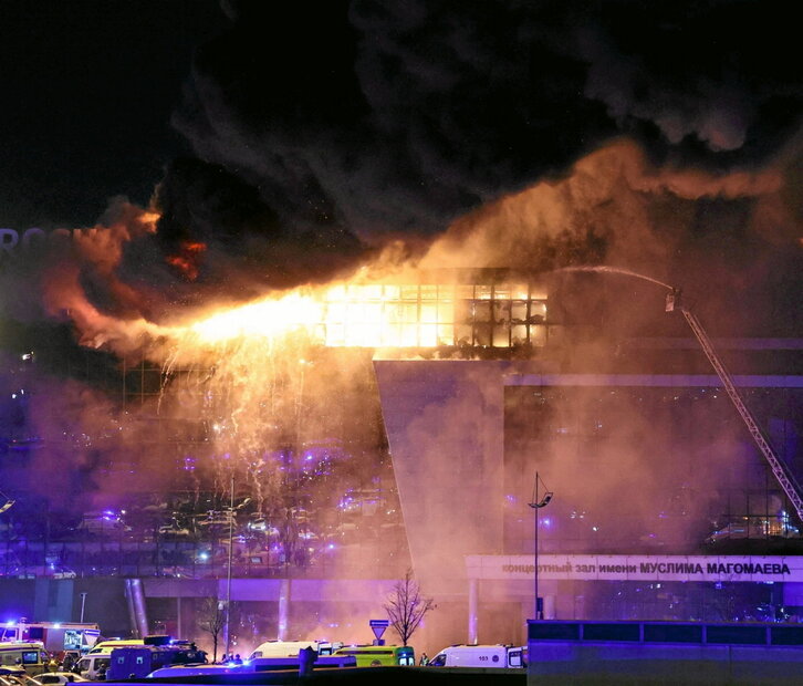 Los bomberos trabajan para sofocar las llamas en el Crocus City Hall.