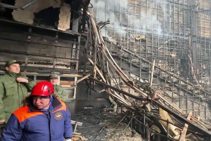 Militares y bomberos, en la sala de conciertos en que se produjo la masacre del viernes, que también se intentó incendiar.