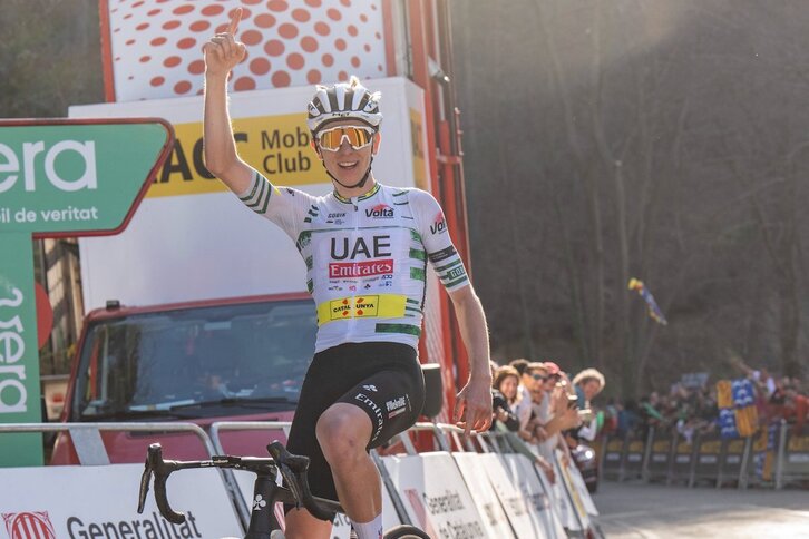 Tadej Pogacar sonríe al ganar su tercera etapa en la Volta.