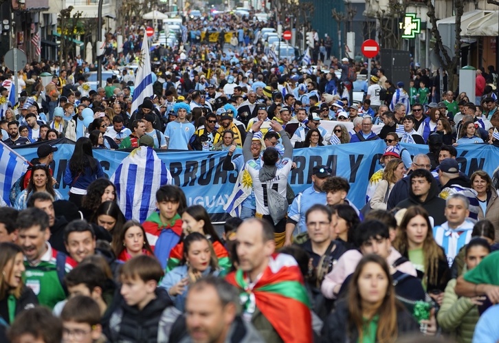 Uruguaitarrak batu zaizkio euskal zaleei kalejiran.