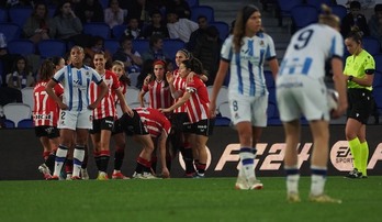Las rojiblancas celebran el gol del triunfo con las jugadoras de la Real cariacontecidas.