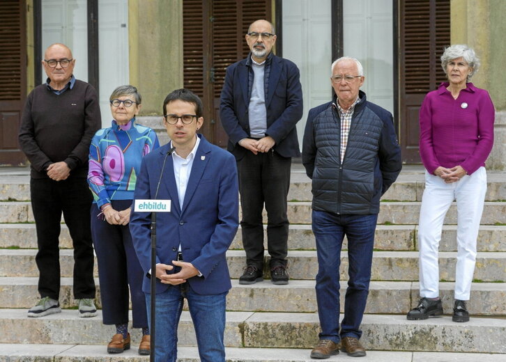 Otxandiano compareció con exconsejeros y exconsejeras en el Palacio Miramar.