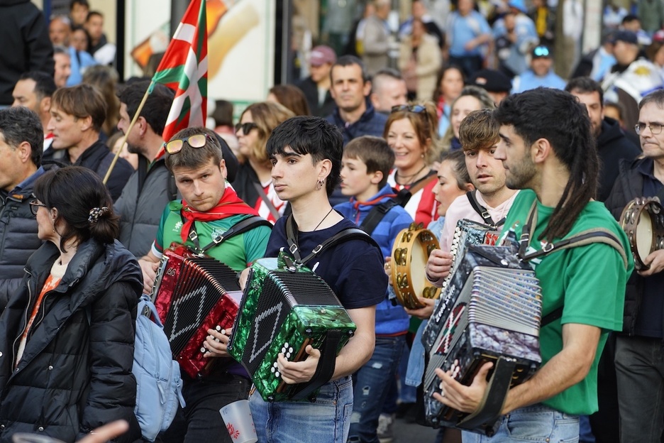 Trikitalariak, kalejiran giroa animatuz.