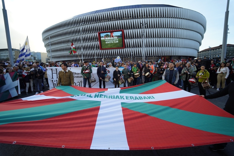 San Mames inguruan ikurrina erraldoia astindu dute.