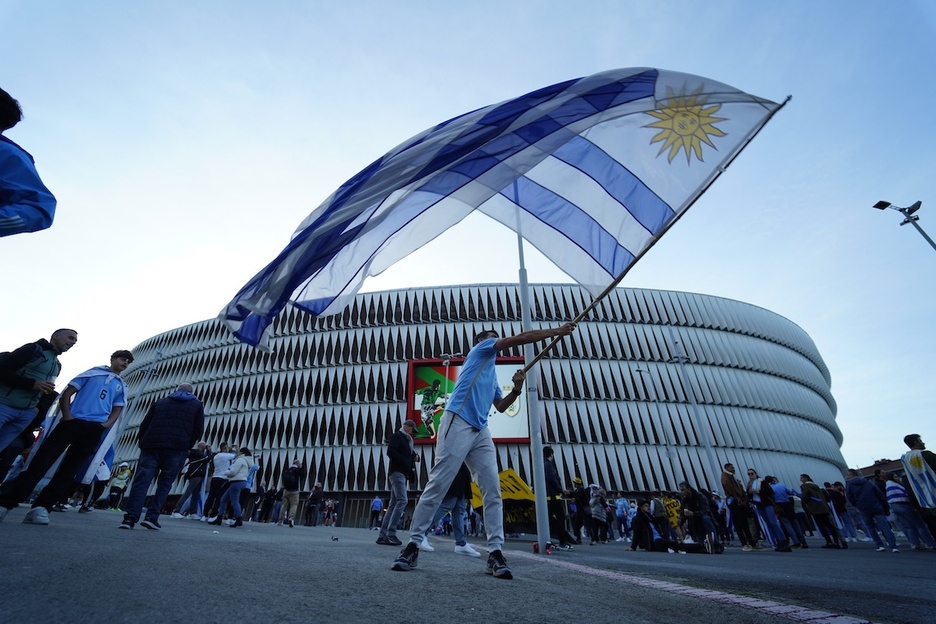 Uruguaiko bandera erraldoia ere astindu dute uruguaitarrek partidaren atarian.