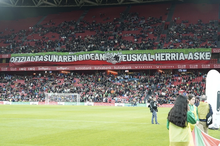 Zelai barruan ere ofizialtasunaren aldarria nabarmena izan da.