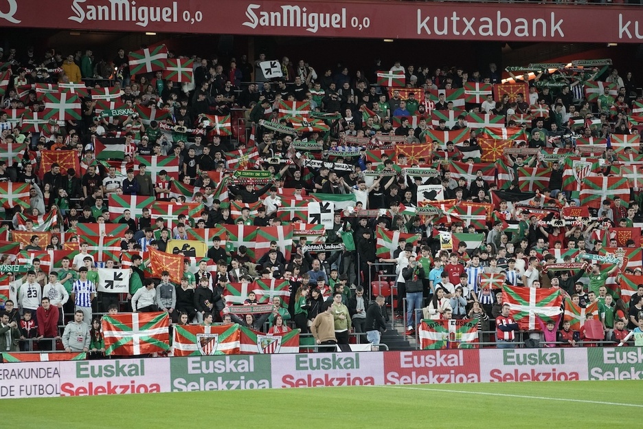 San Mameseko harmailak, ikurrinaz beteta.