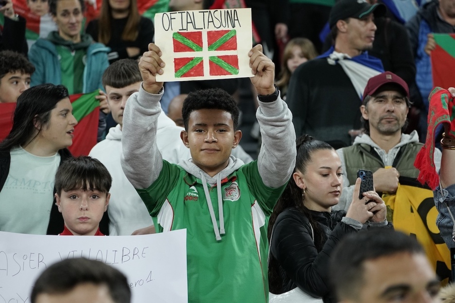 Zale gazte bat, «ofialtasuna» eskatzen.