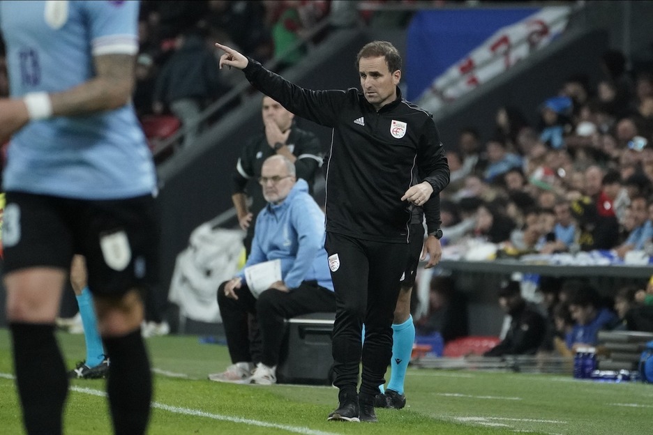 Jagoba Arrasate, bere jokalariei aginduak ematen.