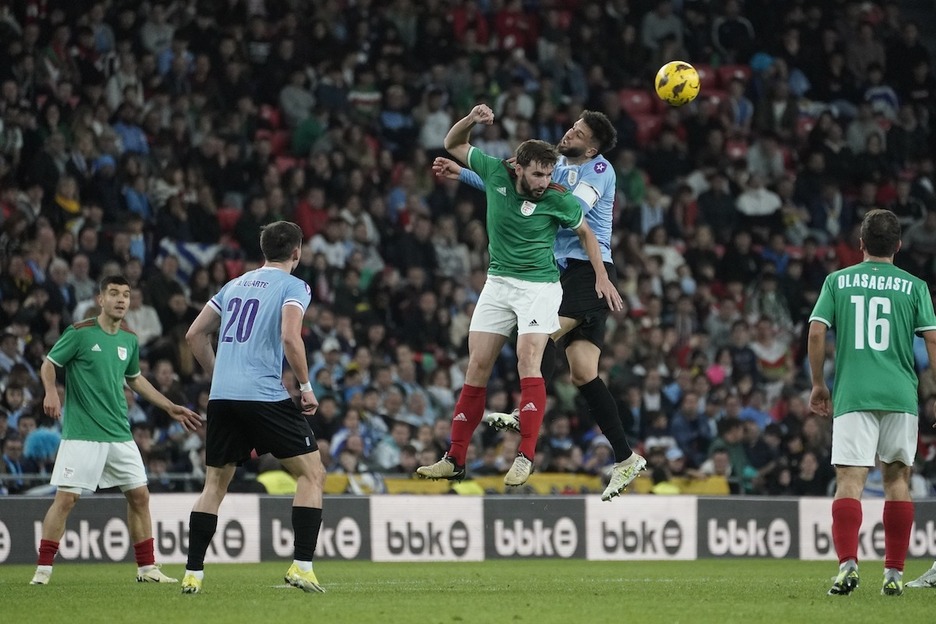 Moncayola, airean, baloiarengatik borrokan.