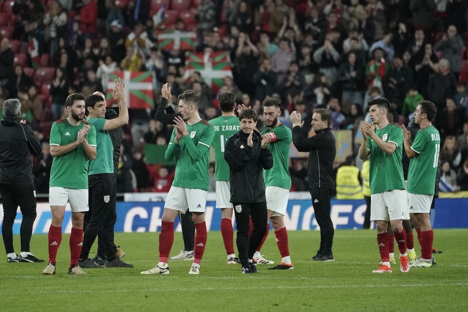 Eta euskal jokalariek animoak eskertu dituzte partida amaieran.